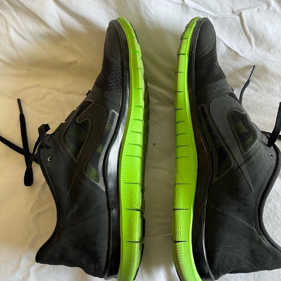 Excellent Condition 🌸 Nike Free Size 10 in Black and Green. - Picture 3 of 10